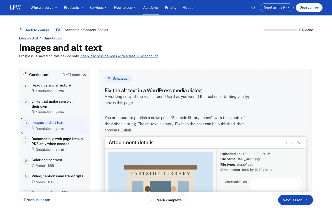 Una lezione di LFW Academy, Images and alt text, lezione 3 di 7 di Accessible Content Basics: il programma del corso a sinistra e, a destra, una simulazione intitolata Fix the alt text in a WordPress media dialog, con la schermata Attachment details e il campo Alternative Text vuoto.