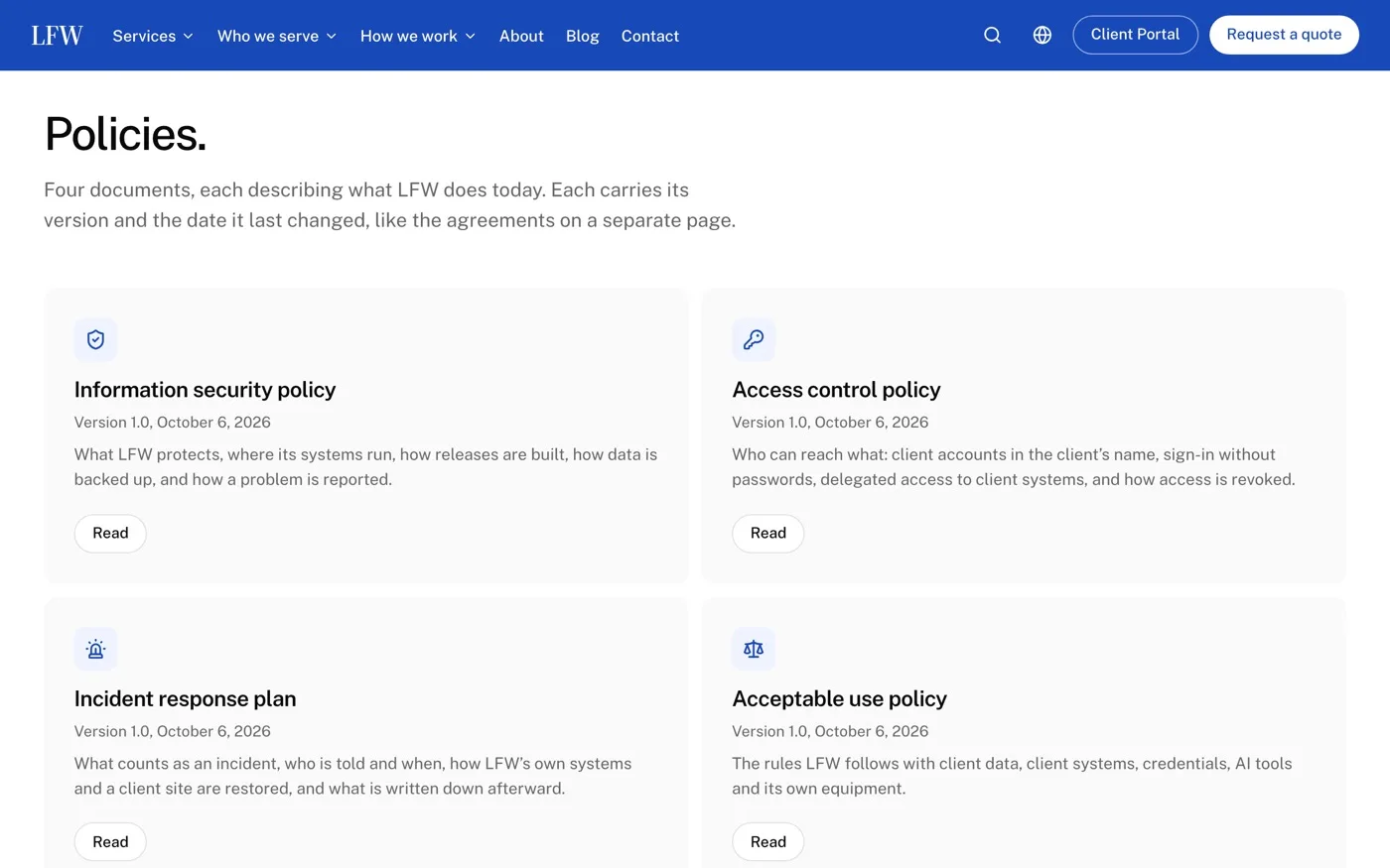 La sezione Politiche della pagina Fiducia di LFW.com: quattro riquadri per la politica di sicurezza delle informazioni, la politica di controllo degli accessi, il piano di risposta agli incidenti e la politica di uso accettabile, ciascuno con la versione 1.0 del 6 ottobre 2026 e un pulsante per leggerla.