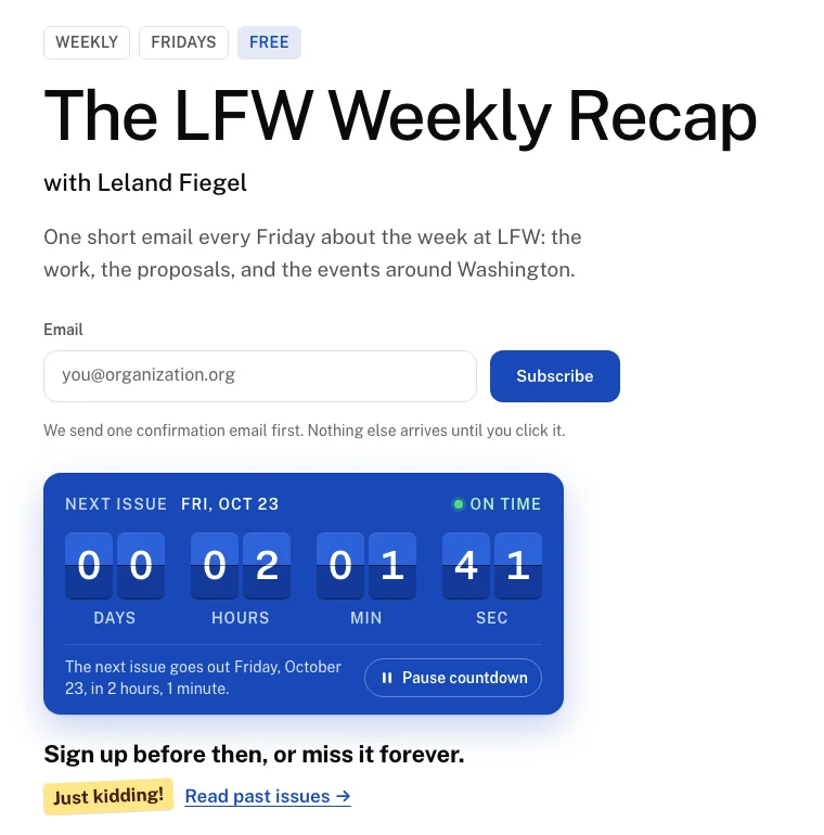 La pagina del LFW Weekly Recap: il titolo con Leland Fiegel, un campo per iscriversi via e-mail e un tabellone blu con il conto alla rovescia fino al prossimo numero di venerdì 23 ottobre.
