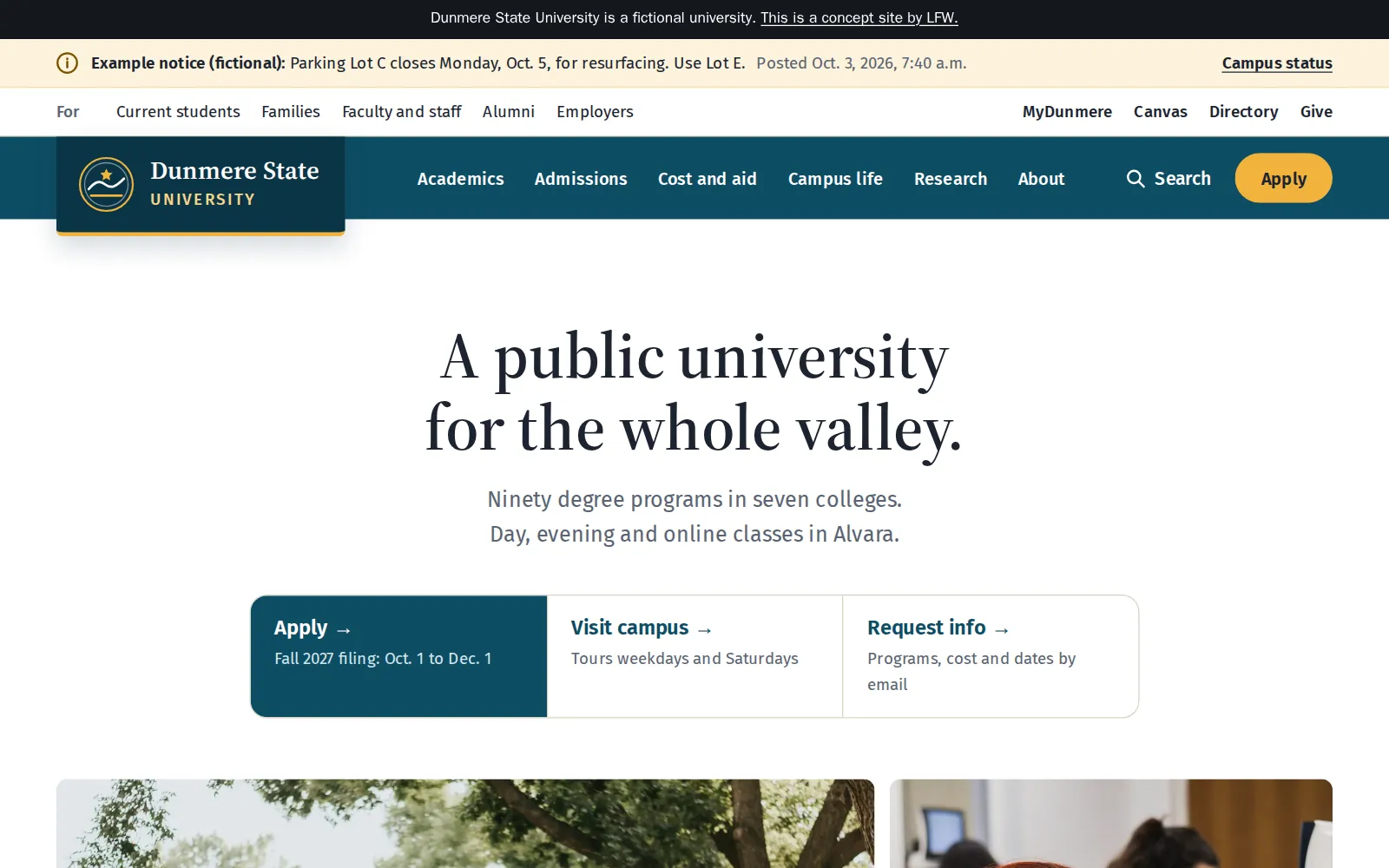 La home page dell’università fittizia Dunmere State University: un banner che indica che è un sito concettuale di LFW, un esempio di avviso sul parcheggio, link per studenti, famiglie, docenti ed ex studenti, il titolo A public university for the whole valley, e pulsanti per iscriversi, visitare il campus e chiedere informazioni.