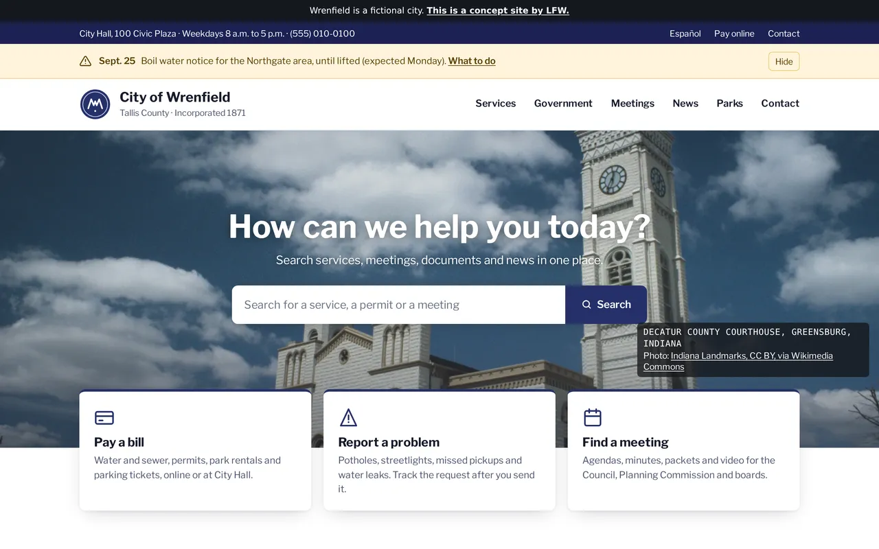 La home page della città fittizia di Wrenfield: un banner che indica che è un sito concettuale di LFW, un’ordinanza di bollitura dell’acqua, un campo di ricerca che chiede How can we help you today? sopra la foto di un tribunale con torre dell’orologio, e tre riquadri Pay a bill, Report a problem e Find a meeting.