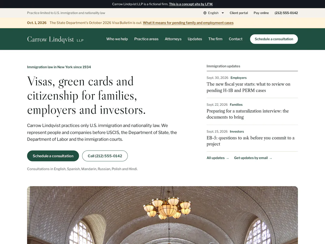 Home page di Carrow Lindqvist LLP, sito concettuale di uno studio legale di immigrazione fittizio: il titolo su visti, green card e cittadinanza per famiglie, aziende e investitori, una colonna di notizie sull’immigrazione e una foto della grande sala di Ellis Island.