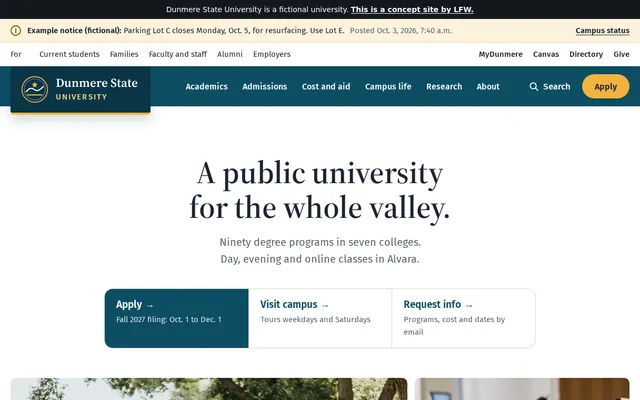 Home page della Dunmere State University: una barra di avvisi del campus, menu per studenti, famiglie e personale, il titolo «A public university for the whole valley.» e pulsanti per iscriversi, visitare o chiedere informazioni.