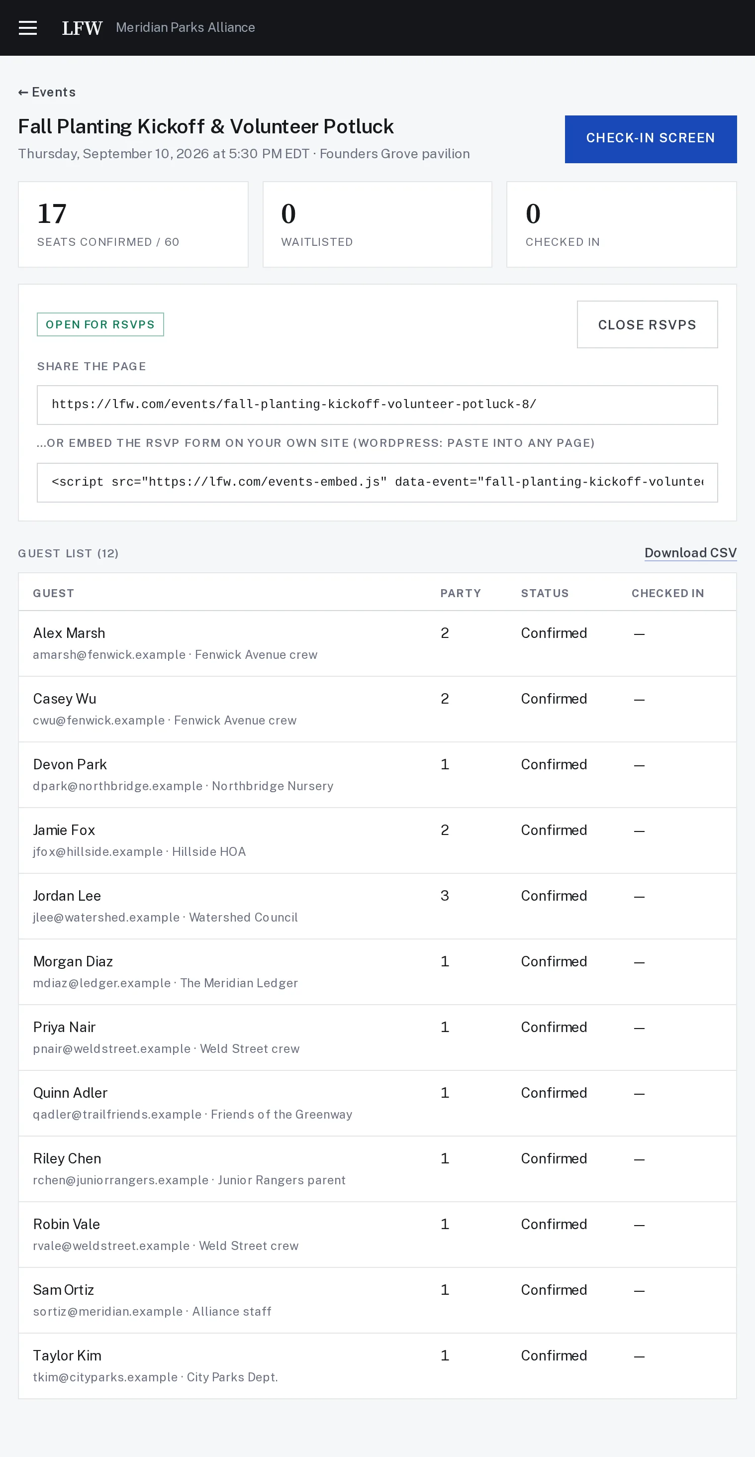 El gestor de eventos en el portal del cliente: 17 de 60 asientos confirmados, recuentos de lista de espera y acreditación, estado abierto a confirmaciones, la URL pública para compartir, un fragmento de una etiqueta para incrustar en WordPress y la lista de invitados con tamaños de grupo y descarga en CSV.